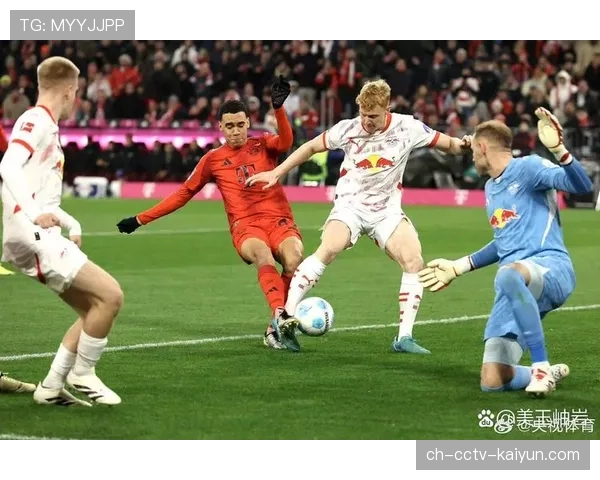 拜仁做出首次换人调整，格纳布里换下萨内